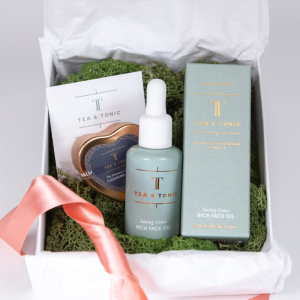 Cleanse & Glow Facial Gift Set Lifestyle